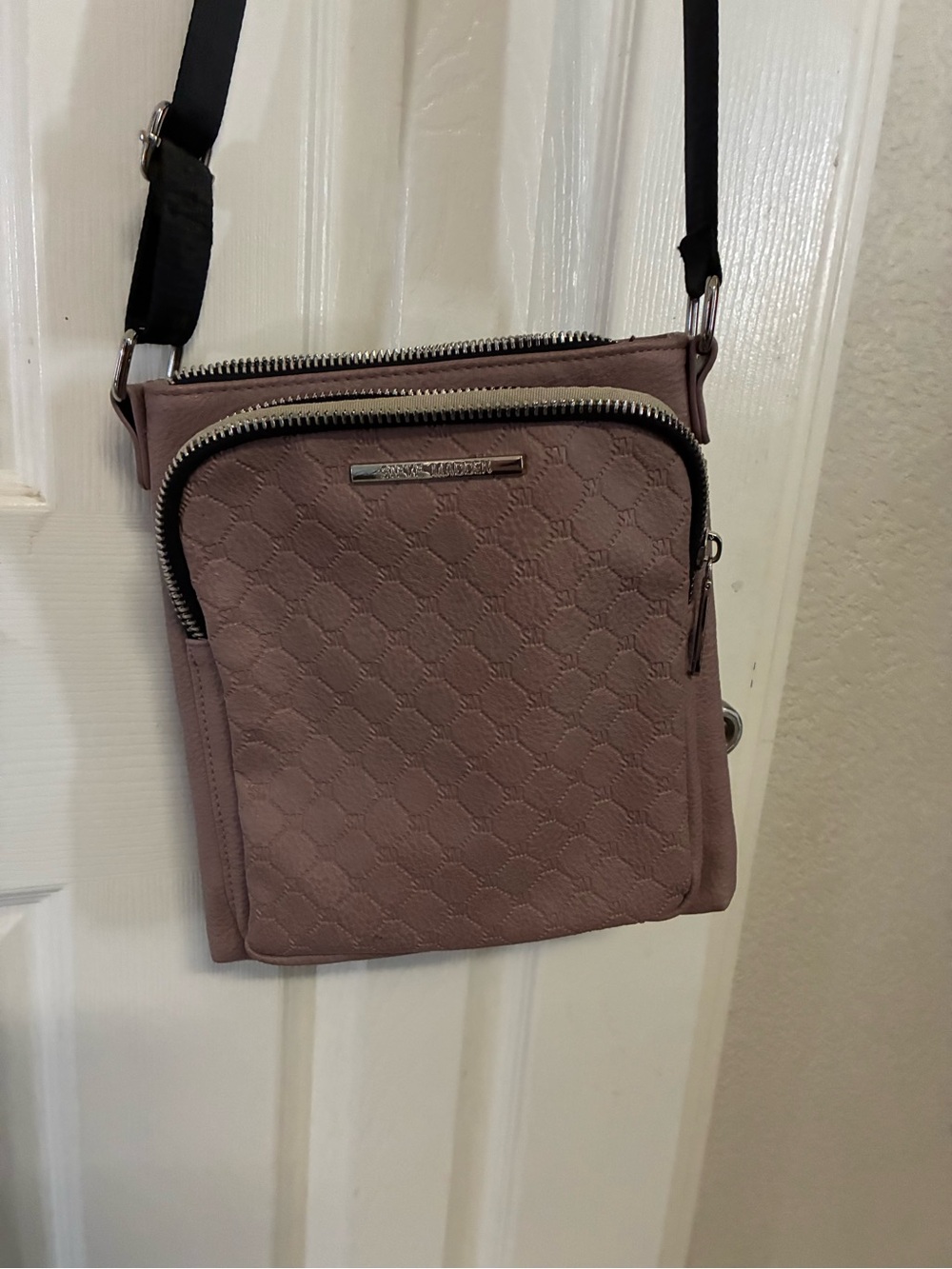 Steve Madden Crossbody Bag in Mauve with Black Strap